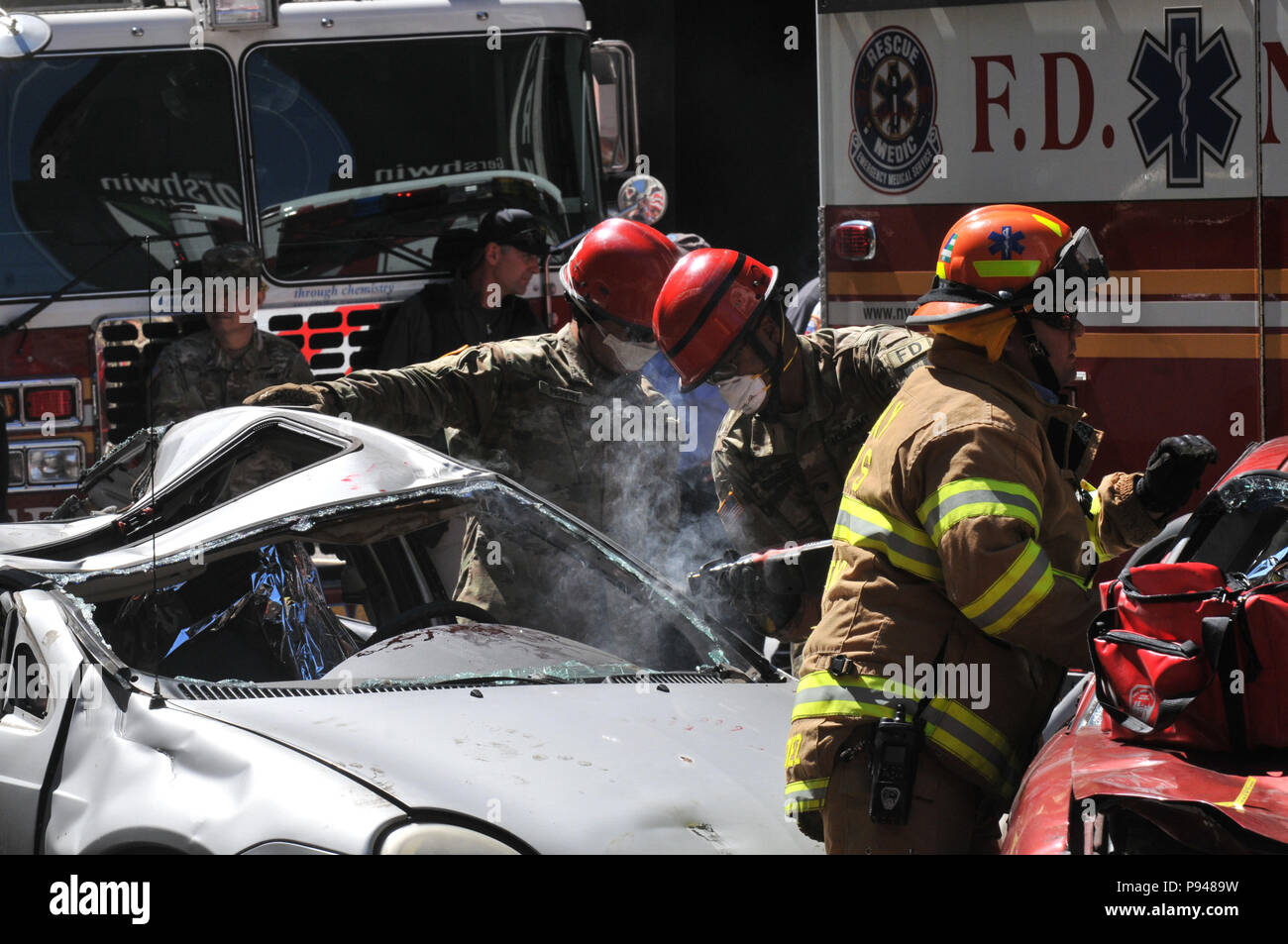 468th Engineer Detachment ist eine Feuerwehreinheit der US Army Reserve, die technische Rettungsübungen durchführt. Das Archivbild dokumentiert das Schneiden eines Pfostens eines Fahrzeugs A mit einer Säbelsäge während eines Fahrzeugextrikationsszenarios bei einer gemeinsamen CBRN-Trainingsübung in New York City am 10. Juli 2018. Stockfoto
