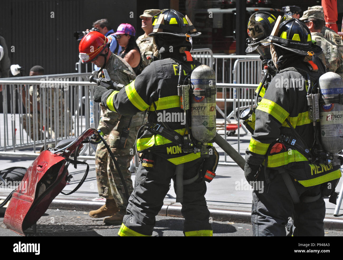 468th Engineer Detachment ist eine Feuerwehreinheit der US Army Reserve, die technische Rettungseinsätze unterstützt. Das Archivbild dokumentiert die Entfernung einer Fahrzeugtür während eines Extrikationsszenarios mit FDNY-Unterstützung bei einer gemeinsamen CBRN-Trainingsübung in New York City am 10. Juli 2018. Stockfoto