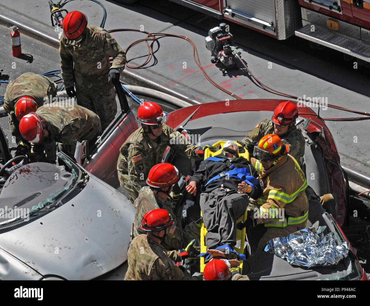 U.S. Army Reserve Soldaten mit der 468Th Engineer Detachment, 368 Techniker Bataillon, 302d Manöver Verbesserung Brigade, 412 Theater Ingenieur Befehl, Danvers, Massachusetts, und Feuerwehr der Stadt New York (FDNY) gemeinsam in einem aus verunfallten Fahrzeugen während der New York City Chemische, biologische, radiologische und nukleare Reaktion gemeinsame Übung am Times Square Church in New York City, New York, 10. Juli 2018. Das fdny mit US-Armee Northern Command (NORTHCOM) durchgeführt, um die Ausbildung Als gemeinsame Ausübung Simulation von chemischen, biologischen, radiologischen und nuklearen ( Stockfoto