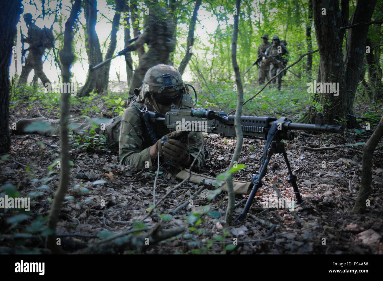 Armee Pvt. Nick Jones zu den Spähtrupp, Sitz und die Konzernzentrale, 2nd Battalion, 5th Cavalry Regiment, 1st Armored Brigade Combat Team, 1.Kavallerie Division zieht Sicherheit während einer Schulungsveranstaltung an Mihail Kogalniceanu Airbase in Rumänien, 10. Juli 2018. Soldaten führte eine Air Assault Training zur Unterstützung der Atlantischen lösen, ein bleibendes Training übung zwischen der NATO und der US-Streitkräfte. (U.S. Army National Guard Foto von SPC. Hannah Tarkelly, 382 Öffentliche Angelegenheiten Ablösung/1. ABCT, 1 CD-/Freigegeben) Stockfoto