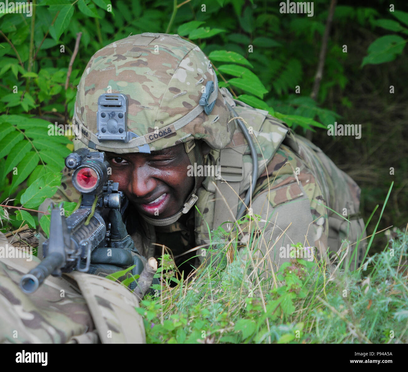 Armee Pvt. 1. Klasse Jovan Köche an den Spähtrupp, Sitz und die Konzernzentrale, 2nd Battalion, 5th Cavalry Regiment, 1st Armored Brigade Combat Team, 1.Kavallerie Division zieht Sicherheit während einer Schulungsveranstaltung an Mihail Kogalniceanu Airbase in Rumänien, 10. Juli 2018. Soldaten führte eine Air Assault Training zur Unterstützung der Atlantischen lösen, ein bleibendes Training übung zwischen der NATO und der US-Streitkräfte. (U.S. Army National Guard Foto von SPC. Hannah Tarkelly, 382 Öffentliche Angelegenheiten Ablösung/1. ABCT, 1 CD-/Freigegeben) Stockfoto