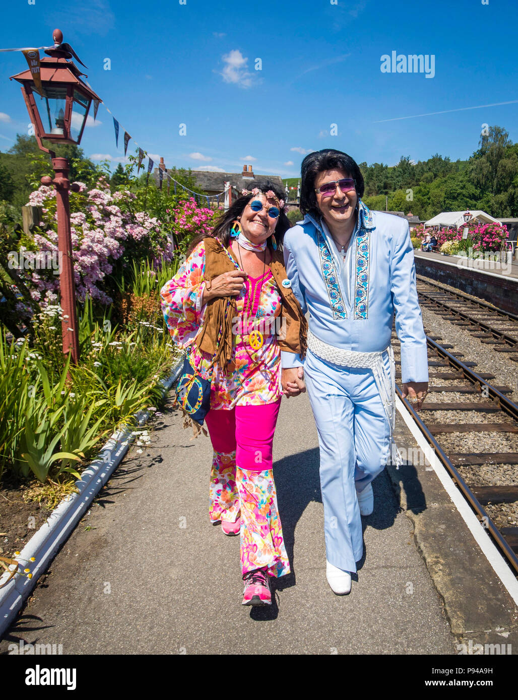 Susanne Lende mit Elvis tribute artist Steve Caprice während der North Yorkshire Moors Railway 60 s Fest 2018 Levisham station in Yorkshire. Stockfoto