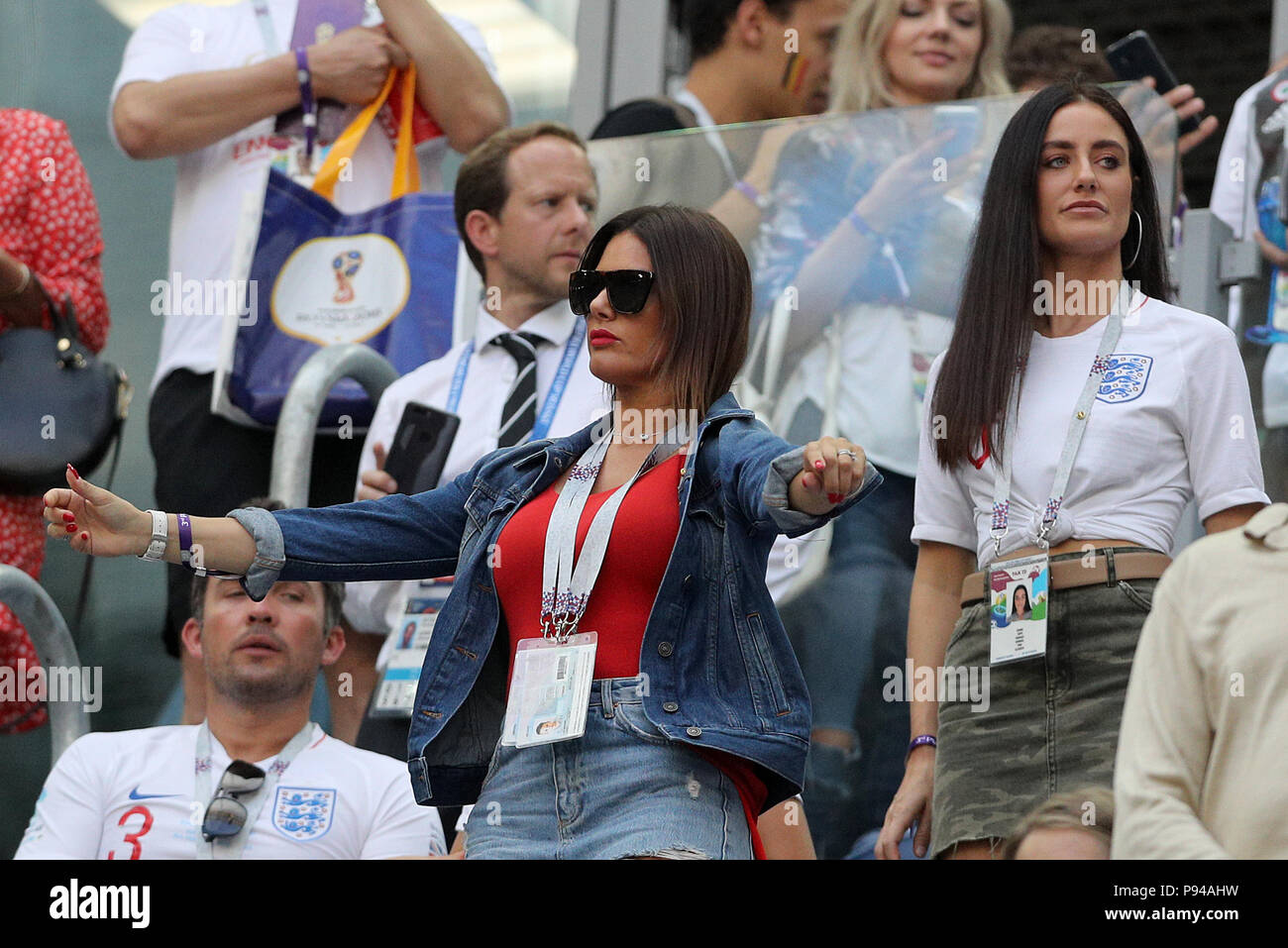 Rebekka Vardy Links Frau Von England Jamie Vardy Und Farn Hawkins Freundin Von Englands Harry Maguire Im Steht Vor Der Fussball Wm Den Dritten Platz Play Off Spiel In St Petersburg Stadion Stockfotografie Alamy
