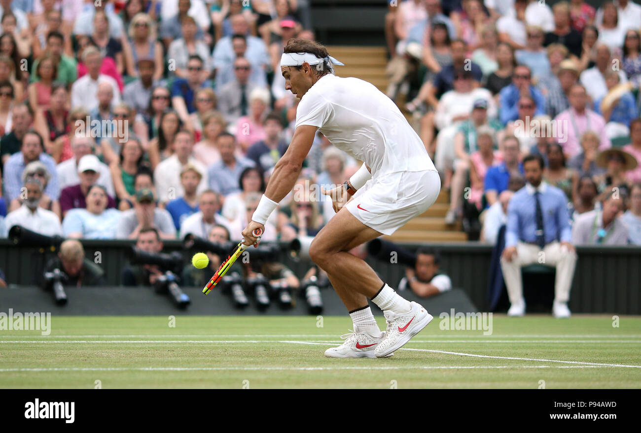 Rafael Nadal in Aktion am 12. Tag der Wimbledon Championships im All England Lawn Tennis and Croquet Club, Wimbledon. DRÜCKEN SIE VERBANDSFOTO. Bilddatum: Samstag, 14. Juli 2018. Siehe PA Geschichte Tennis Wimbledon. Bildnachweis sollte lauten: Steven Paston/PA Wire. EINSCHRÄNKUNGEN: Nur für redaktionelle Zwecke. Keine kommerzielle Nutzung ohne vorherige schriftliche Zustimmung des AELTC. Nur für Standbilder – keine bewegten Bilder, die Broadcast emulieren können. Keine Überlagerung oder Entfernung von Sponsoren-/Werbelogos. Weitere Informationen erhalten Sie unter +44 (0)1158 447447. Stockfoto