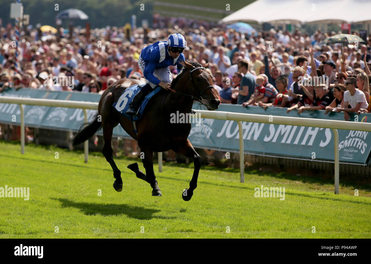 Wadilsafa geritten von Dane O'Neill gewinnt die John Smith's Racing Behinderung bei Tag zwei des John Smith's Cup treffen an der Rennbahn von York. Stockfoto