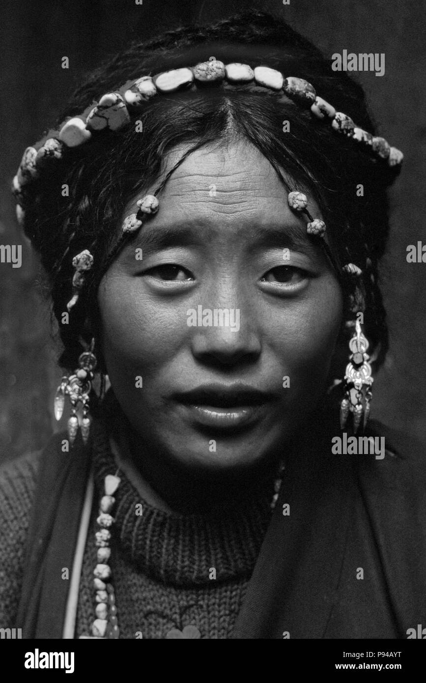 Tibetischen Schönheit mit aufwendigen türkis Kopfschmuck - Barkhor, Lhasa. Stockfoto