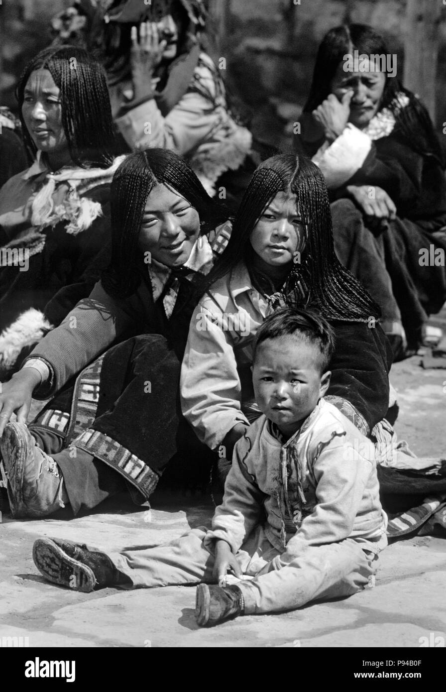 Tibetischen pilgern sporting 108 Geflechte sammeln auf dem Barkhor, Lhasa, Tibet Stockfoto