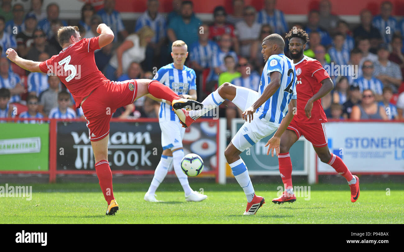 Die Huddersfield Town Collin Quaner (rechts) Kämpfe mit Accrington Stanley's Janoi Donacien in der Pre-Season Match am Wham Stadium, Accrington. Stockfoto