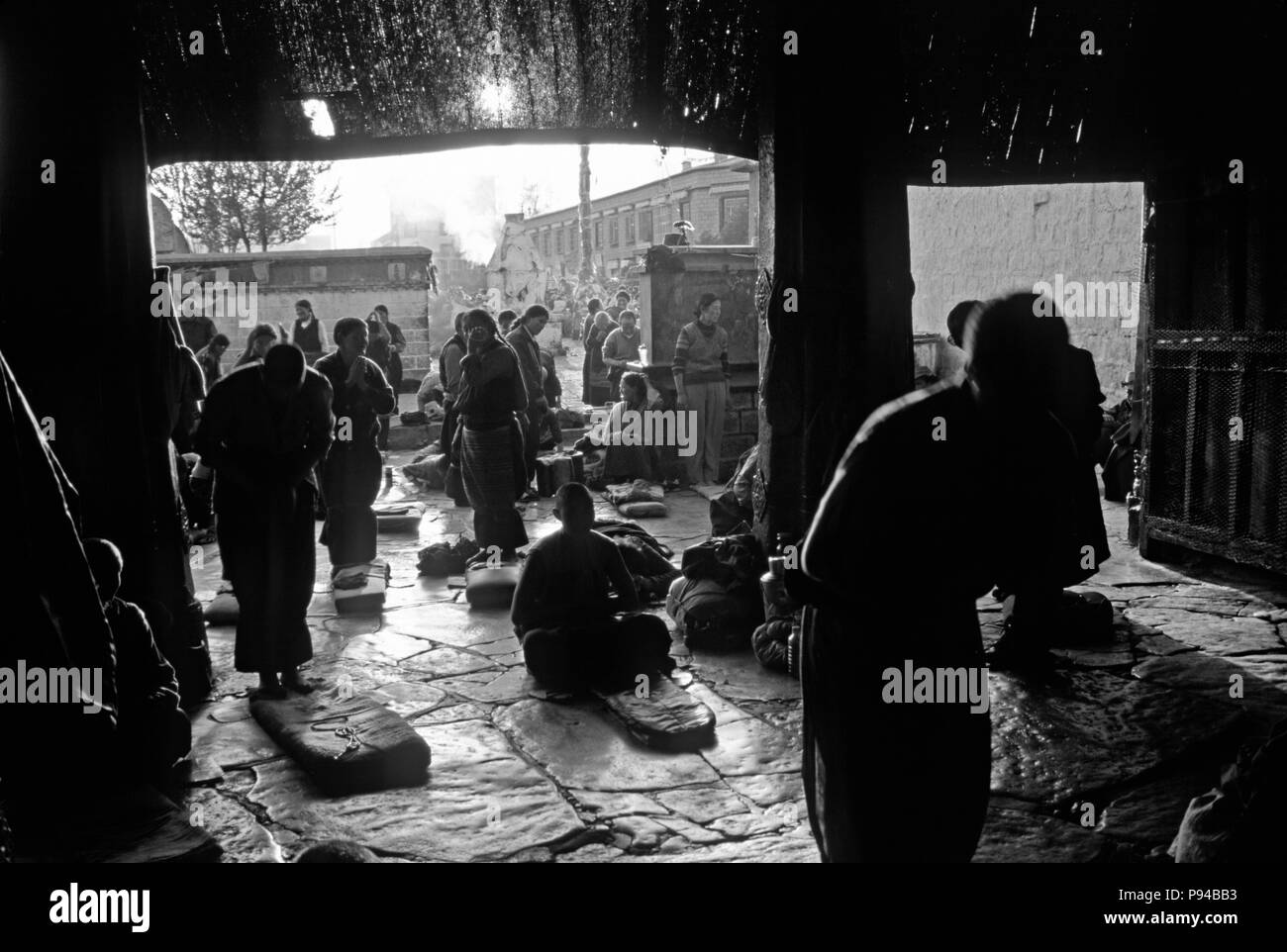 Fromme Buddhisten in die Knie vor den JOKHANG, TIBETS heiligsten Tempel, der im 7. Jahrhundert von König Songtsen Gampo - Lhasa, Tibet gebaut Stockfoto