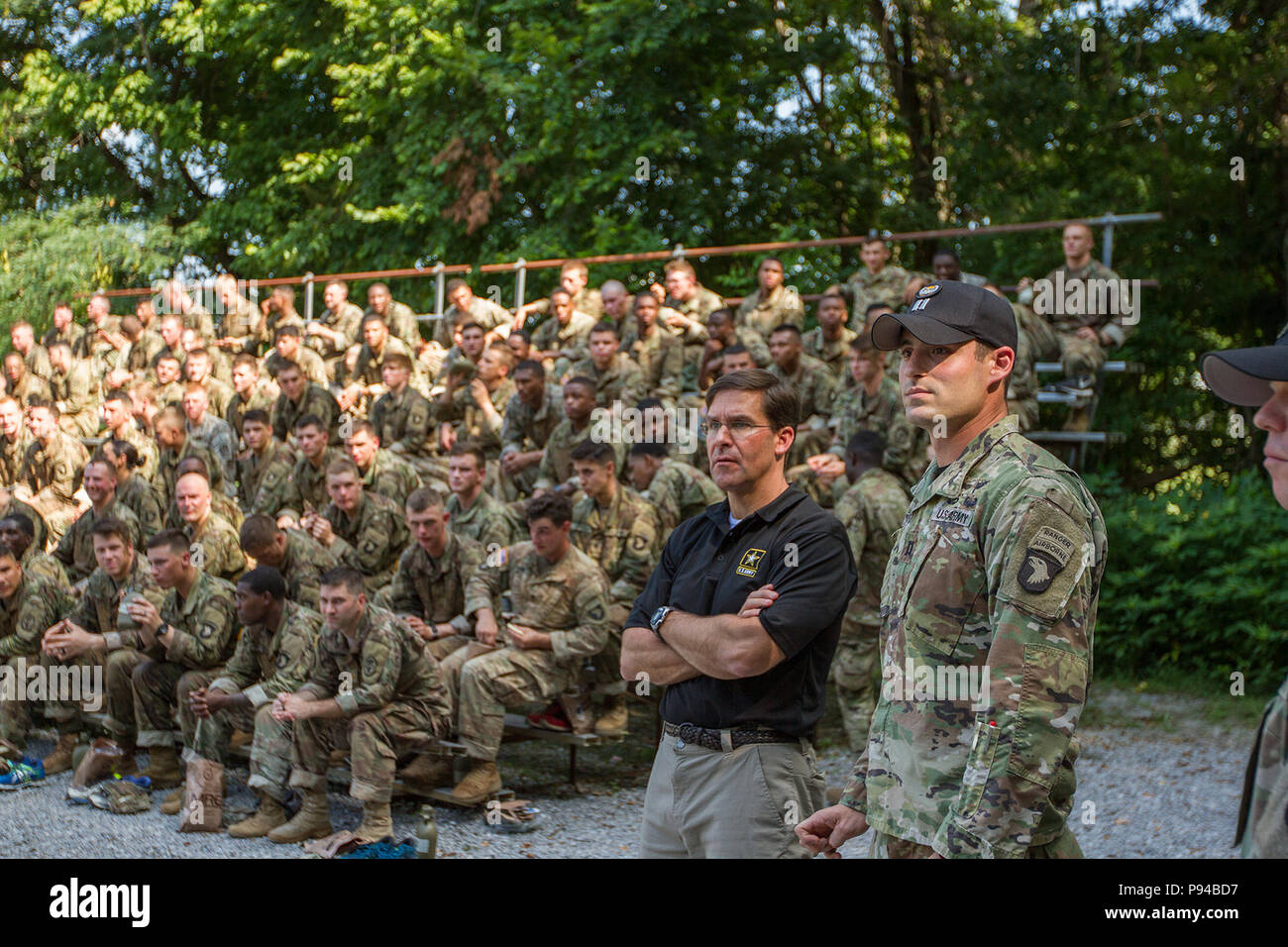 Sekretär der Armee Dr. Mark T. Esper beobachtet Soldaten, wie Sie manövrieren durch die Air Assault Hindernis Kurs an der Sabalauski Air Assault Schule Juli 10th, 2018 in Fort Campbell, Ky. Luftlandedivision (Air Assault) ist die Armee nur Air Assault Division. Air Assault gibt die Abteilung einzigartige Funktionen für schnelle und präzise Infiltration und Exfiltration Methoden. (US Army Foto von Sgt. Patrick Kirby, 40. Öffentliche Angelegenheiten Abteilung) Stockfoto