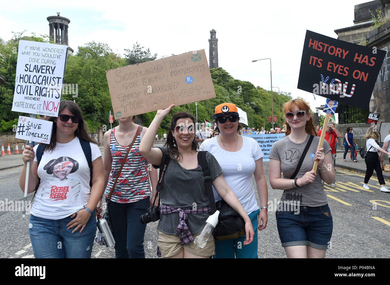 Schottland vereint gegen Trump Demonstranten marschieren durch Edinburgh zu einem "Karneval des Widerstands", um gegen den Besuch des US-Präsidenten Donald Trump in Großbritannien zu protestieren. Stockfoto