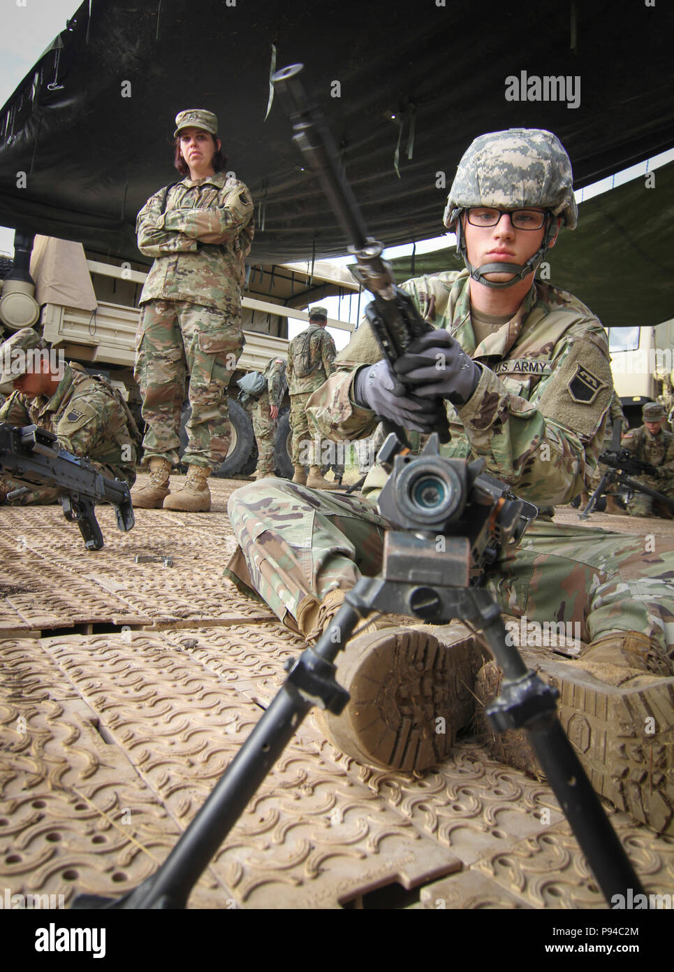 Armee finden Spc. Jakob Patrick, einem chemischen, biologischen, radiologischen und nuklearen (CBRN) Specialist und heimisch in Jonesboro, Arkansas, zu der 360 Chemical Company, 468th Chemische Bataillon, 209 Region Support Group, 76th Operationelle Antwort Befehl bereitet die Zylinder, die mit einem M240B 7,62 mm Maschinengewehr zu befestigen während einer gunnery Skills in Fort Hood, Texas, am 10. Juli. Fast 400 Armee-reserve Soldaten des 415Th Chemische und das Bataillon der 209 regionalen Support Group, 76th ORC sind derzeit eine Vielzahl von schießwesen Ausbildung in Fort Hood als Teil der Übung Dra Stockfoto