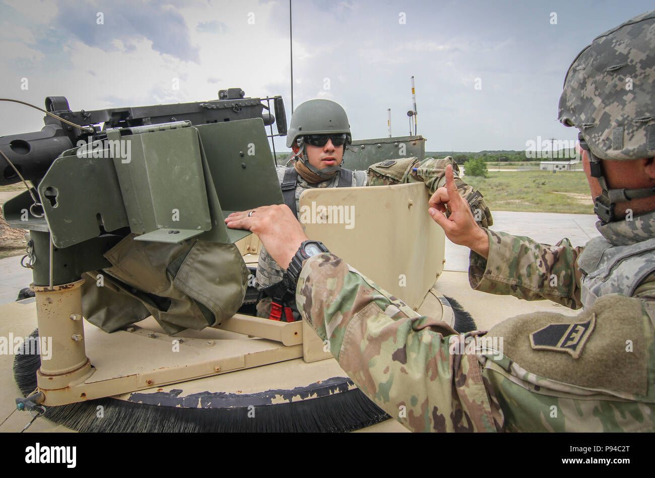 Armee finden Staff Sgt. James Albertson (rechts), einem chemischen, biologischen, radiologischen und nuklearen (CBRN) Specialist und Eingeborener von Aurora, Missouri, an der 340 Unternehmen der Chemischen Industrie zugeordnet, 450 chemischen Bataillon, 209 Region Support Group, 76th Operationelle Antwort Befehl, bietet Last Minute schießwesen Anweisung zu seinem Gunner, Armee-reserve SPC. Caeser Cantu, einem chemischen, biologischen, radiologischen und nuklearen (CBRN) Specialist und heimisch in Houston, Texas, an die 340 Chem zugeordnet. Co, 450 Chem. Bn., bei schießwesen Operationen in Fort Hood, Texas, am 11. Juli. Fast 400 Armee-reservesoldat Stockfoto