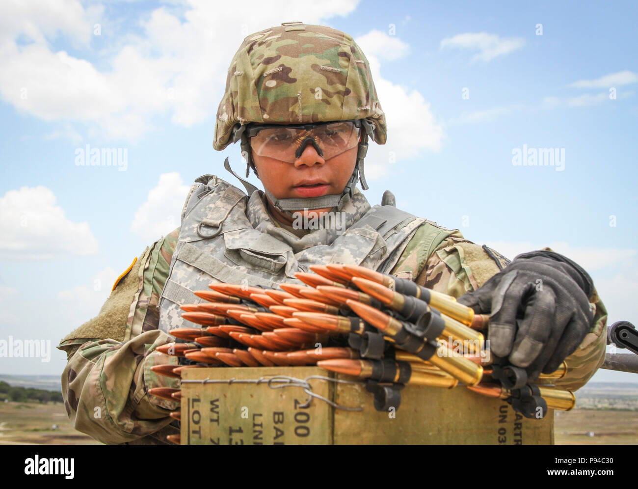 Armee finden Private 1st Class Fadeelah Silber, einem chemischen, biologischen, radiologischen und nuklearen (CBRN) Specialist und heimisch in Edgewood, Maryland, zu der 377 Unternehmen der Chemischen Industrie, Chemische 485th Battalion, 415Th chemische Brigade, 76th Operationelle Antwort Befehl, bereitet .50 Kaliber Maschinenpistole Umläufe bei einem gunnery Range in Fort Hood, Texas, am 11. Juli. Fast 400 Armee-reserve Soldaten des 415Th Chem. Mrd. und den 209 regionalen Support Group, 76th ORC sind derzeit eine Vielzahl von schießwesen Ausbildung in Fort Hood als Teil der Übung Dragon Fire von Juni 27 - Juli 21. Stockfoto