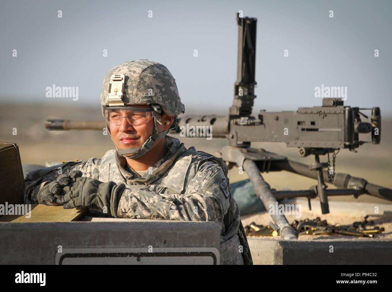 Armee finden Spc. Raj Strestha, einem chemischen, biologischen, radiologischen und nuklearen (CBRN) Specialist und heimisch in Charlotte, North Carolina, an der 377 Unternehmen der Chemischen Industrie, Chemische 485th Battalion, 415Th chemische Brigade, 76th Operationelle Antwort Befehl, wartet für schießwesen Arbeitsgänge, die für einen M2 .50 Kaliber Maschinengewehr Reichweite in Fort Hood, Texas, 11. Juli zu beginnen. Fast 400 Armee-reserve Soldaten des 415Th Chem. Mrd. und den 209 regionalen Support Group, 76th ORC sind derzeit eine Vielzahl von schießwesen Ausbildung in Fort Hood als Teil der Übung Dragon Fire ab Juni 27-J Stockfoto