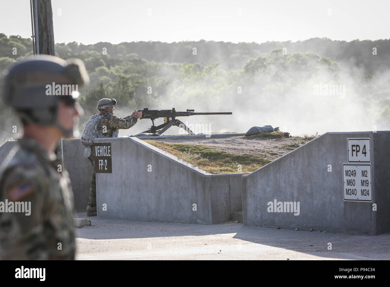 Eine Armee-reservesoldat hält ein Auge auf schießwesen Arbeitsgänge, die für einen M2 .50 Kaliber Maschinengewehr Reichweite in Fort Hood, Texas, 11. Juli, als Soldaten, Ziele auf Entfernungen von 400 bis 1500 Metern. Fast 400 Armee-reserve Soldaten des 415Th Chem. Mrd. und den 209 regionalen Support Group, 76th ORC sind derzeit eine Vielzahl von schießwesen Ausbildung in Fort Hood als Teil der Übung Dragon Fire von Juni 27 - Juli 21. Die 25-tägige Brigade - LED-Übung bietet die Möglichkeit für die Teilnehmenden bereit, Kraft x Einheiten Ausbildung und Befähigung zur Durchführung der gleichen schießwesen zu treffen r Stockfoto