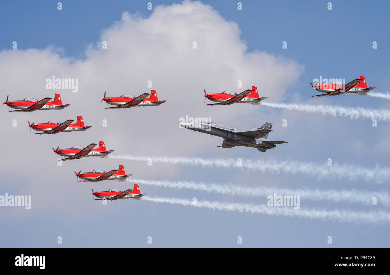 Piloten aus der Schweizer Luftwaffe demonstrieren die Fähigkeiten eines F/A-18C Hornet und Pilatus NCPC-7 Turbotrainers während der 2018 Royal International Air Tattoo in Fairford RAF, Großbritannien am 13. Juli 2018. RIAT feierte in diesem Jahr das 100-jährige Jubiläum der RAF und hob die Vereinigten Staaten überhaupt - starke Allianz mit Großbritannien. (U.S. Air Force Foto von TSgt Brian Kimball) Stockfoto