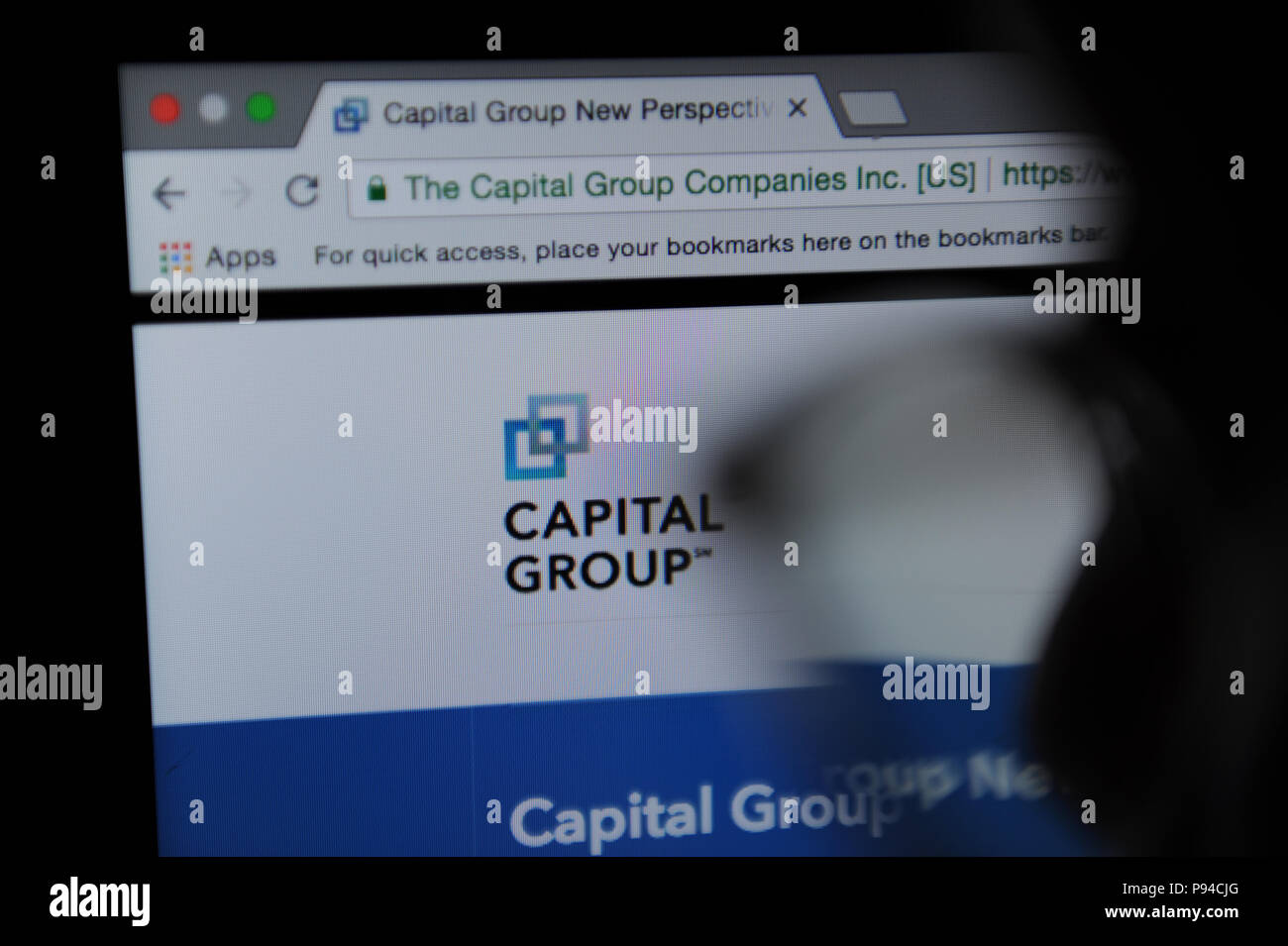 Eine Person schaut auf die Capital Group Website Stockfoto