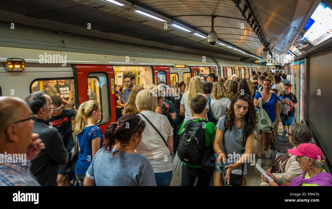 Besetzt, U-Bahn, U-Bahn, Station, Kings Cross, London, England, Großbritannien Stockfoto
