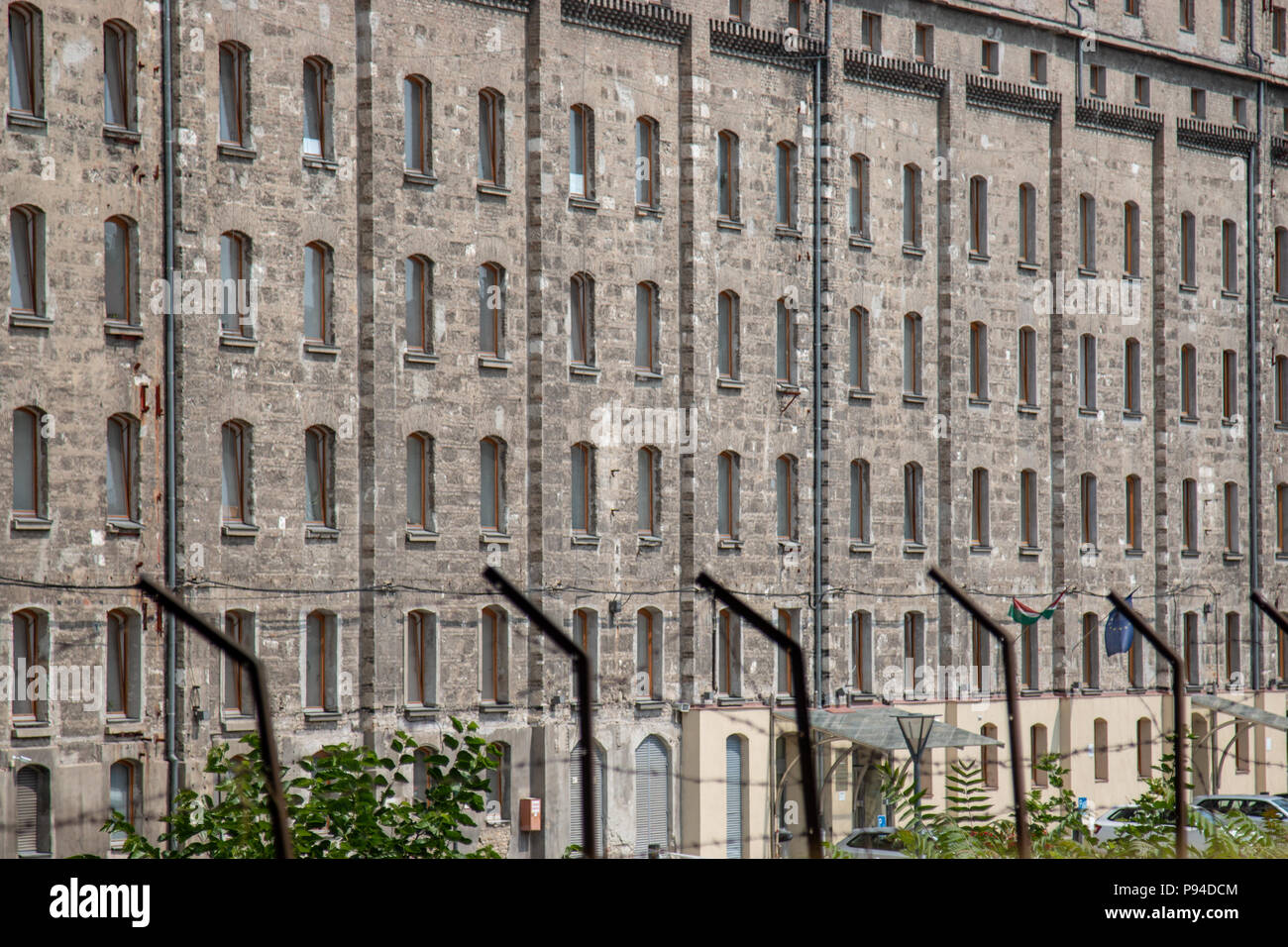 Einen wirklich alten Gebäude von Stacheldraht in Budapest, Ungarn umgeben. Stockfoto