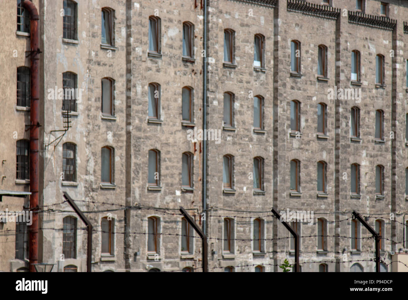 Einen wirklich alten Gebäude von Stacheldraht in Budapest, Ungarn umgeben. Stockfoto