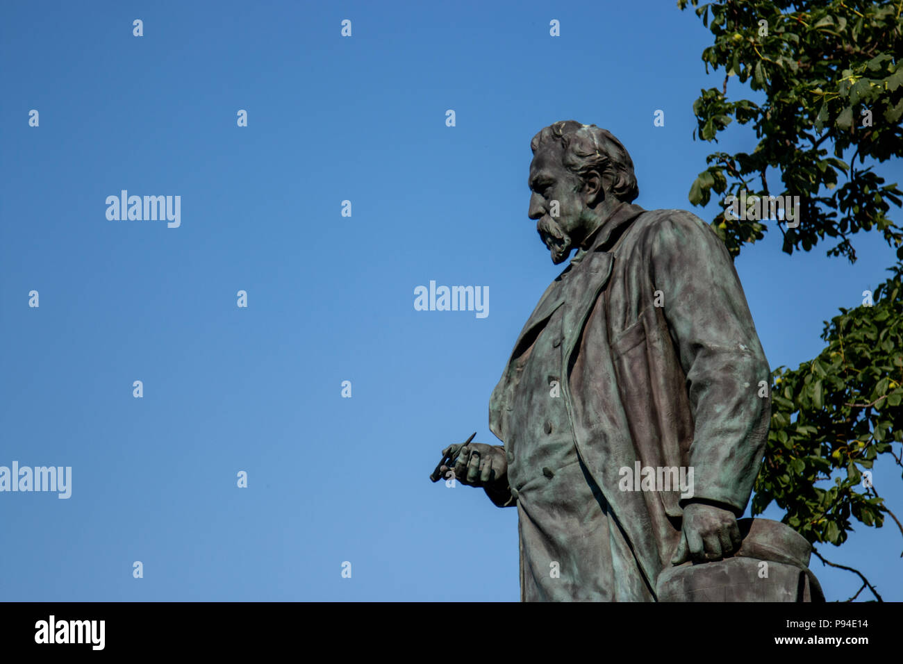 Eine Statue von Miklos Ybl in Miklos Ybl Square in Budapest, Ungarn. Stockfoto