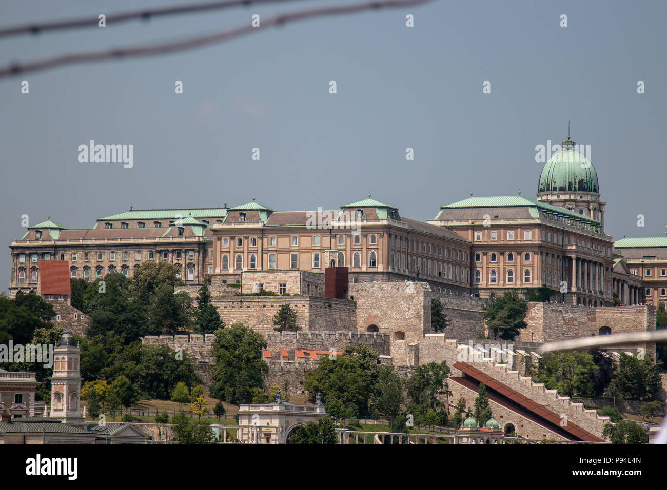 Ein Blick auf die Budaer Burg aus der Pest-Seite der Donau in Budapest. Stockfoto