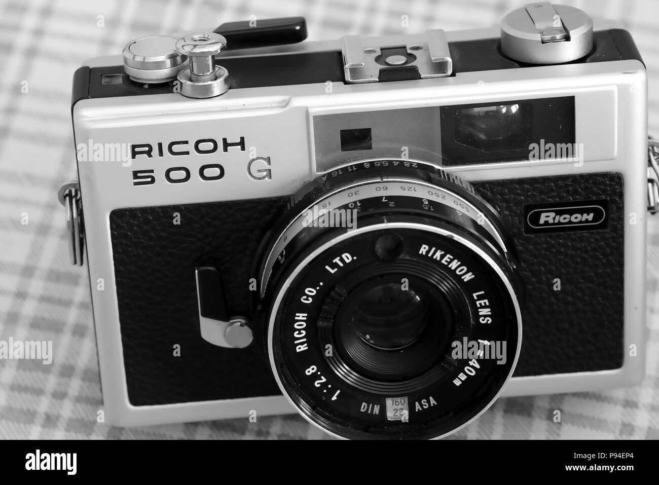 Ricoh Entfernungsmesser-Kamera mit Rikenon 40mm Objektiv. Die Ricoh 500 G ist eine kompakte gekoppelte Entfernungsmesser-Kamera, die 1972 von Ricoh eingeführt wurde Stockfoto