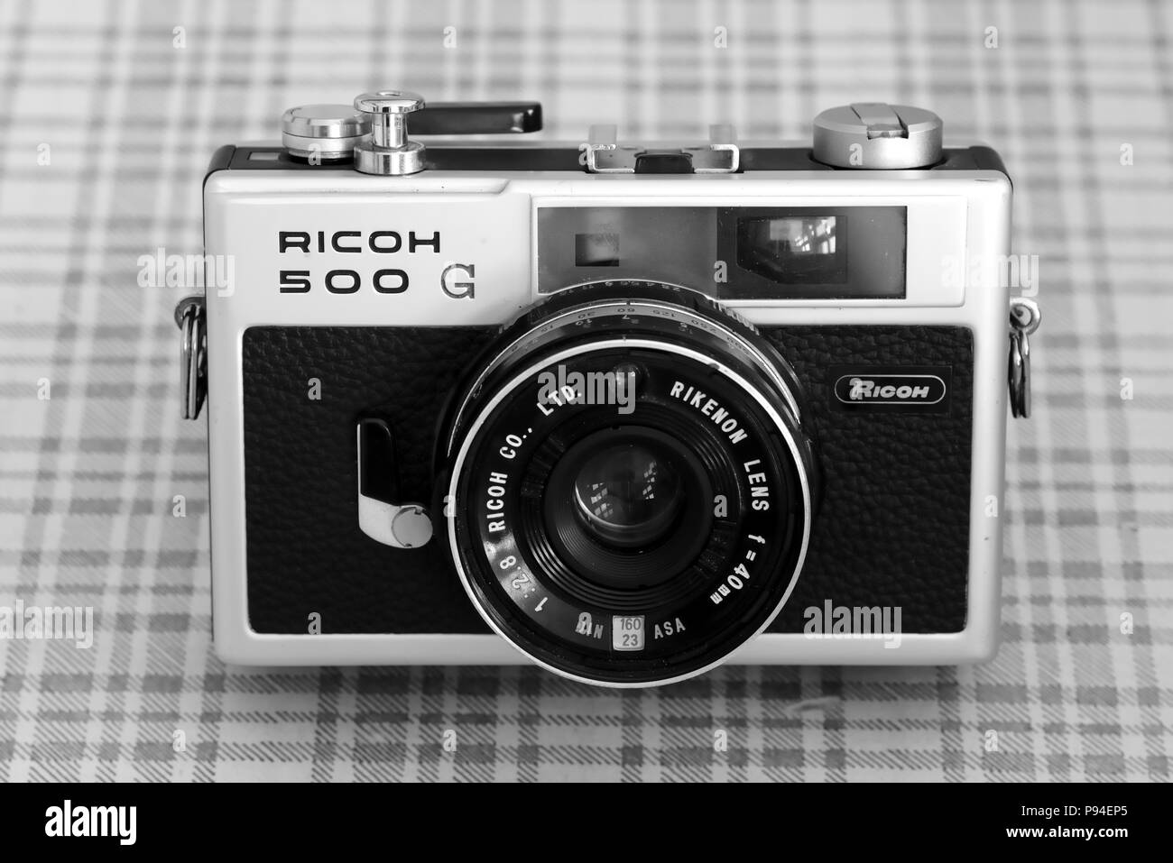 Ricoh Entfernungsmesser-Kamera mit Rikenon 40mm Objektiv. Die Ricoh 500 G ist eine kompakte gekoppelte Entfernungsmesser-Kamera, die 1972 von Ricoh eingeführt wurde Stockfoto