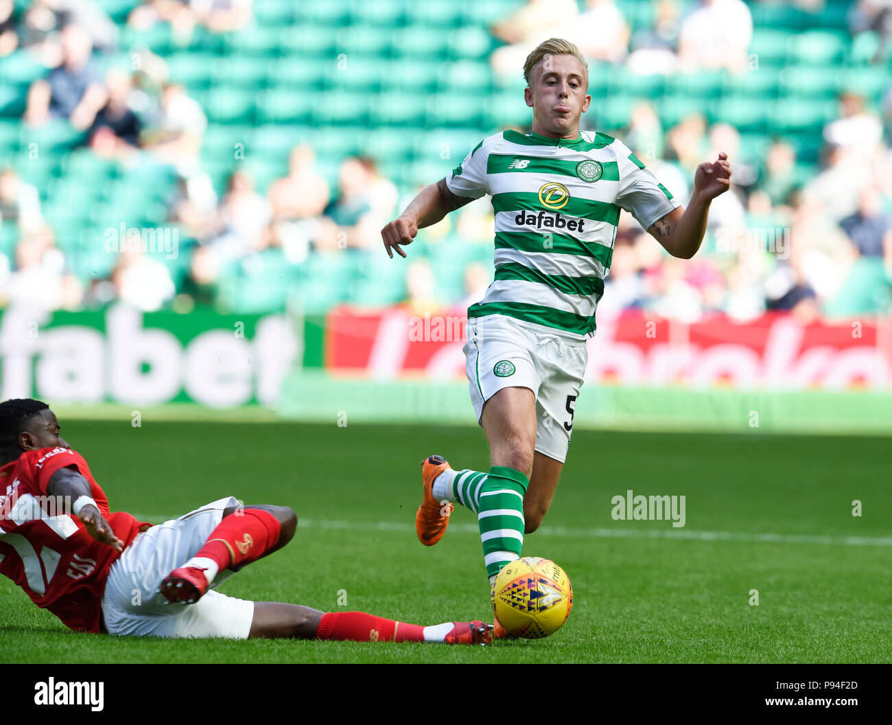 Der Celtic Calvin Miller wird von Standard Liege's Collins Fai während des Vorsaison-Spiels im Celtic Park, Glasgow, angegangen. DRÜCKEN SIE VERBANDSFOTO. Bilddatum: Samstag, 14. Juli 2018. Siehe PA Geschichte FUSSBALL Celtic. Bildnachweis sollte lauten: Ian Rutherford/PA Wire. Stockfoto