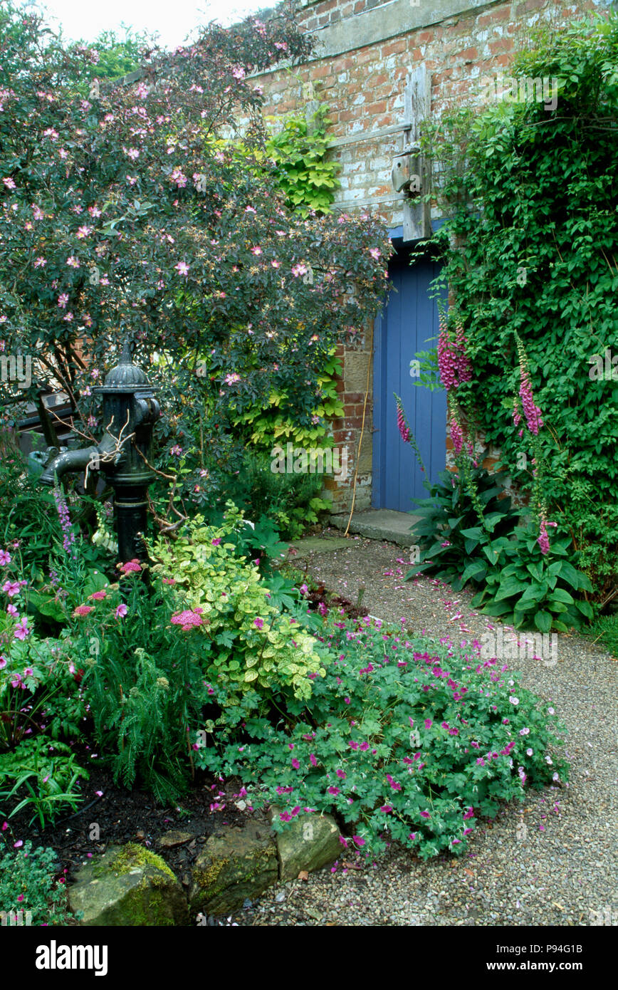 Alte Garten Pumpe Und Ein Kleines Wasserspiel In Walled Country