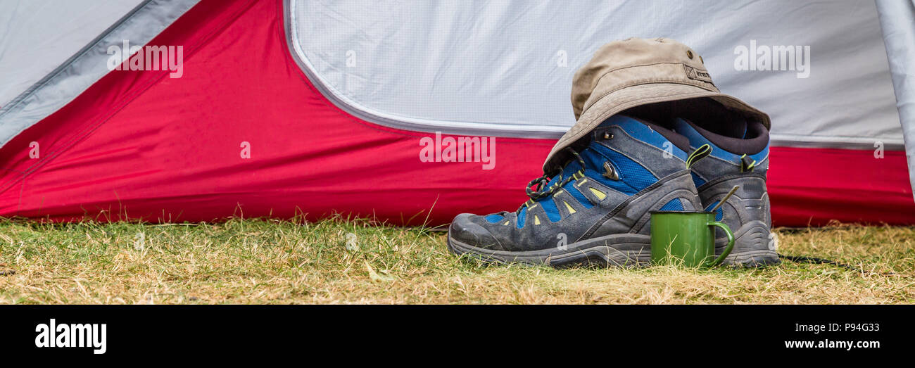Wanderschuhe neben einem Zelt Stockfoto