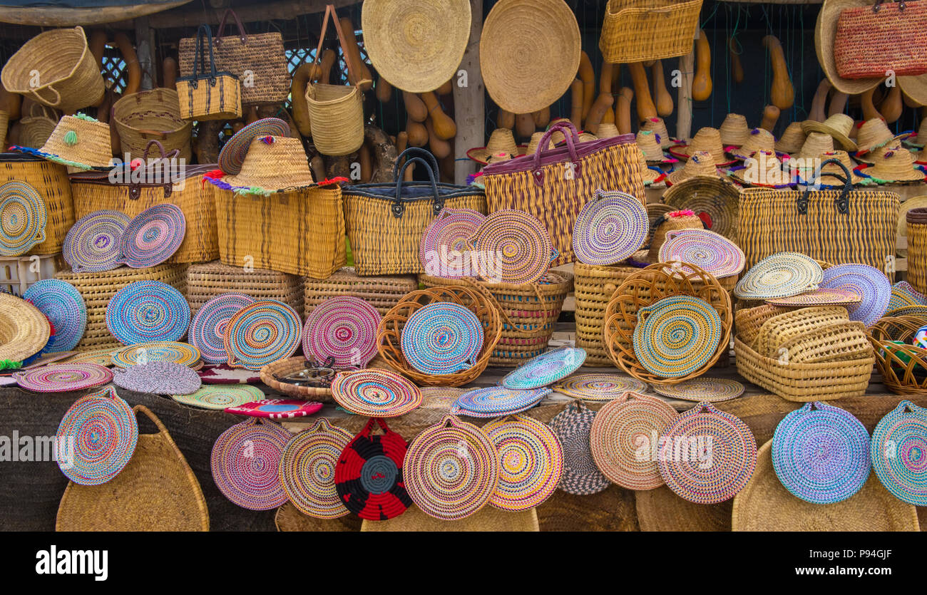 Handwerk wicker Hüte, Taschen und andere Souvenirs in Marokko Markt Stockfoto