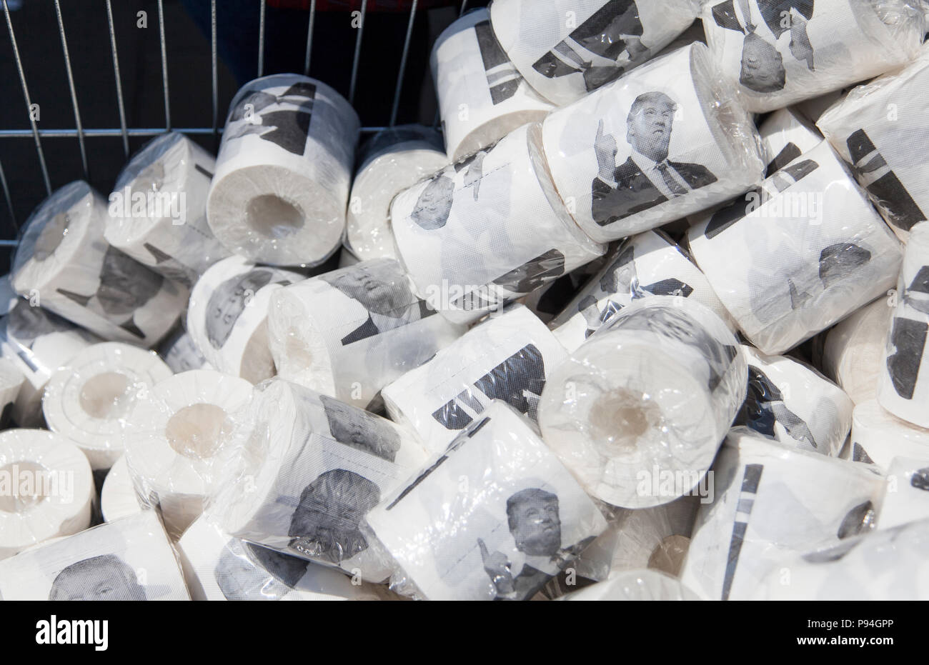 LONDON, UK, 14. Juli 2018: Anti Trump Toilettenpapier auf Verkauf an einen politischen Protest in London Stockfoto