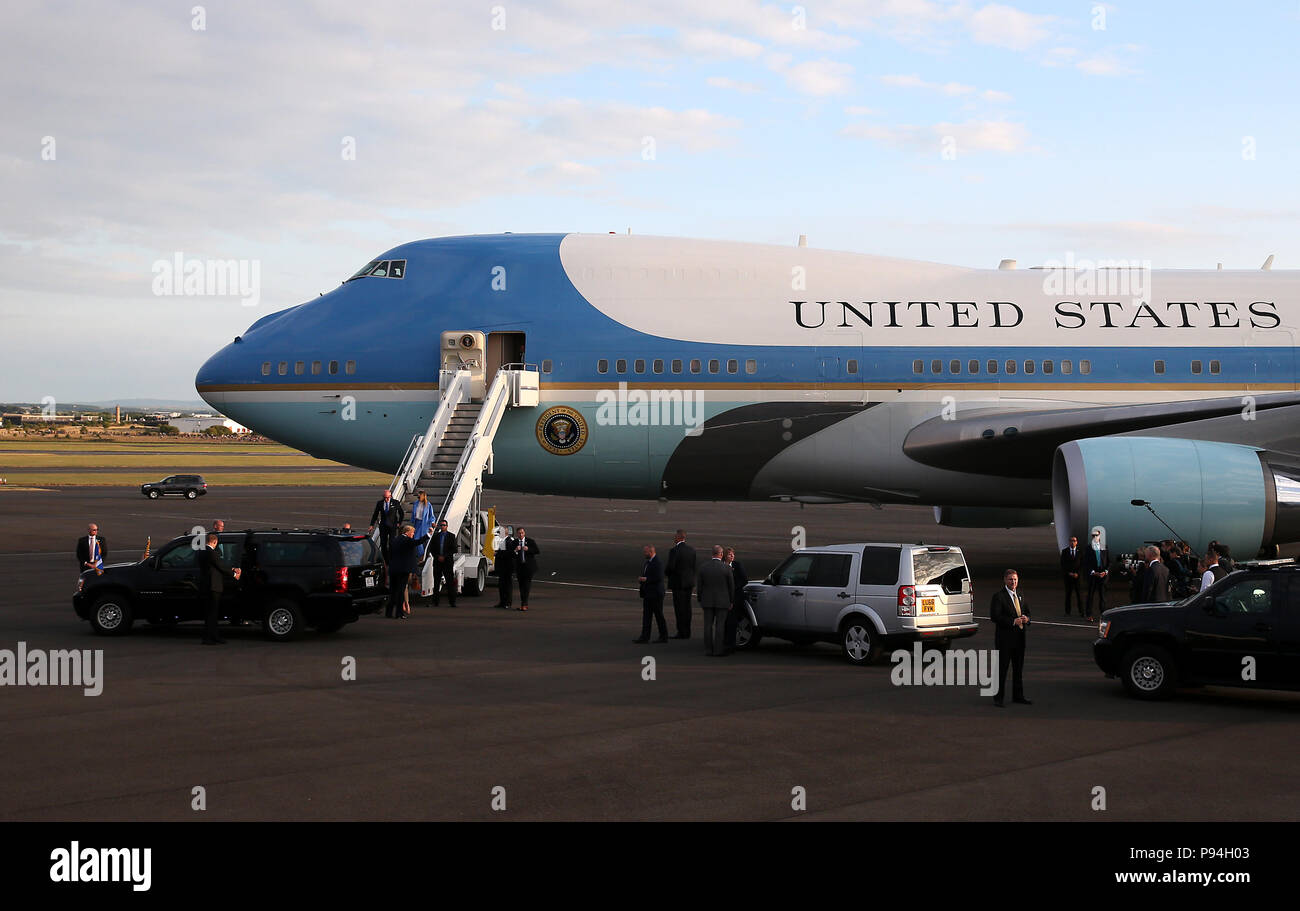 US-Präsident Donald Trump kommt auf Air Force One auf dem Flughafen Prestwick, Ayrshire, en Route für Turnberry, wo sie erwartet werden über das Wochenende zu bleiben. Stockfoto