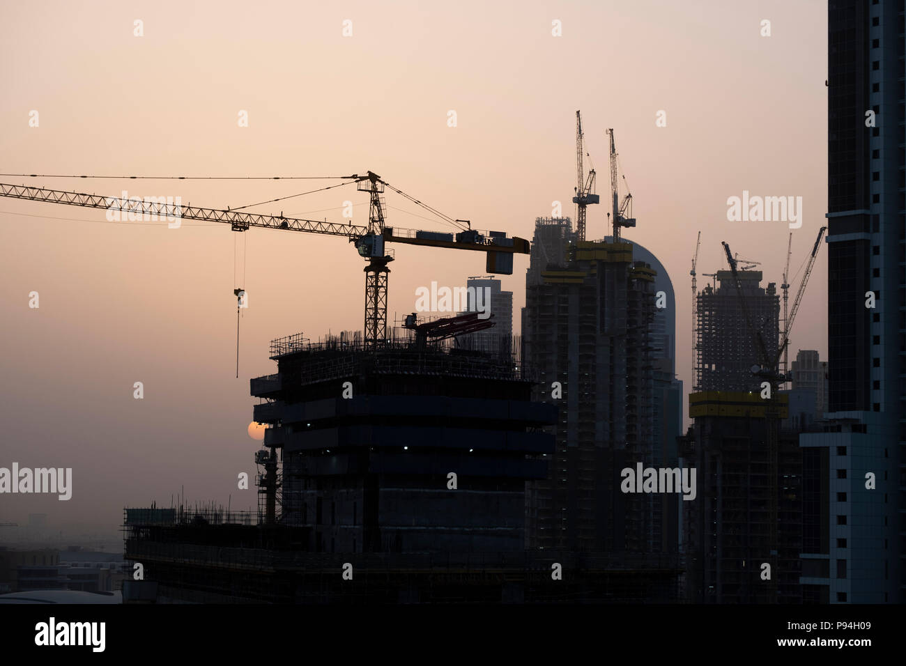 Sunrise dunstigen Himmel über Dubai Baustelle Stockfoto
