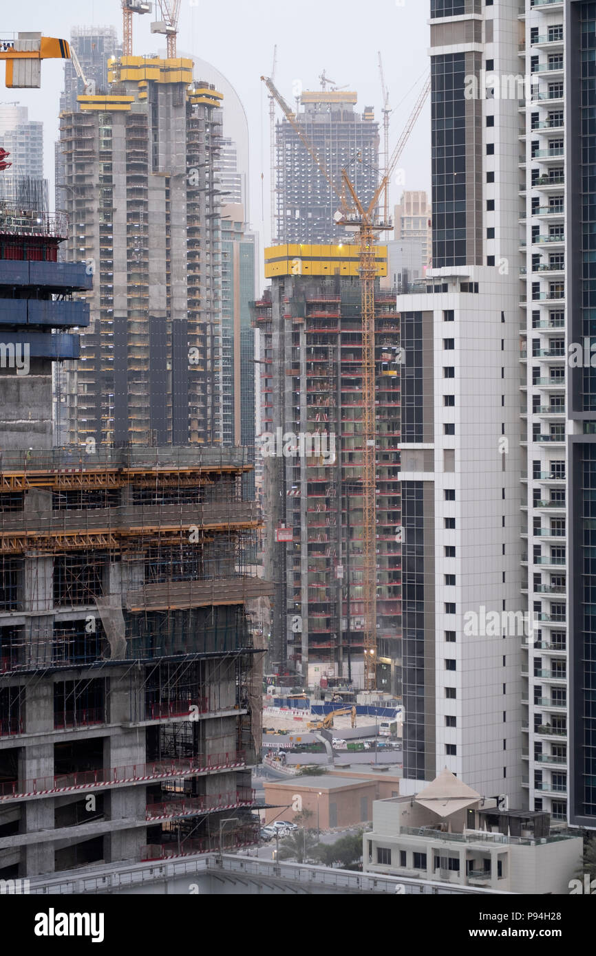 Am Abend Blick auf massive Baustelle in Dubai Stockfoto