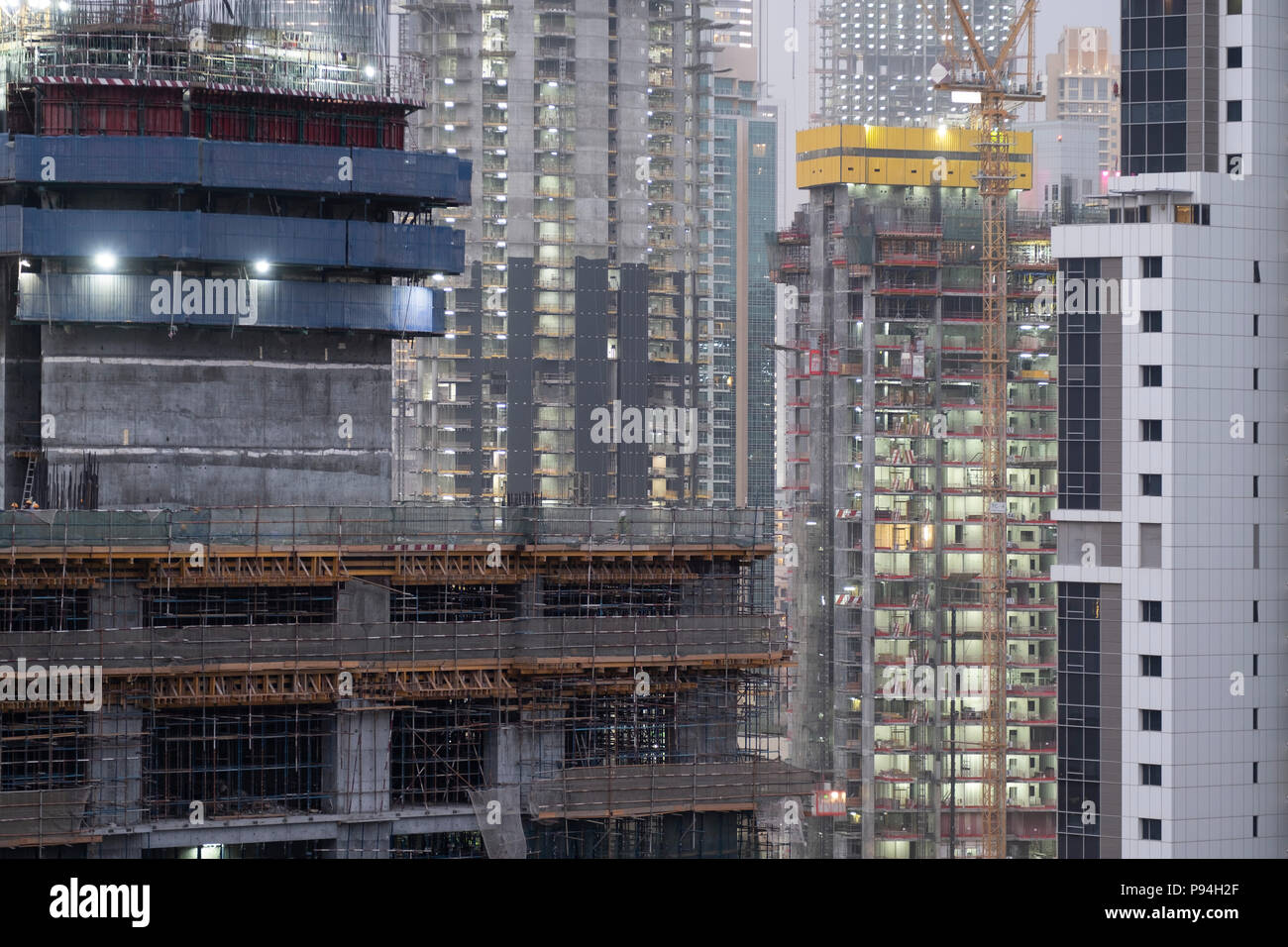 Am Abend Blick auf massive Baustelle in Dubai Stockfoto