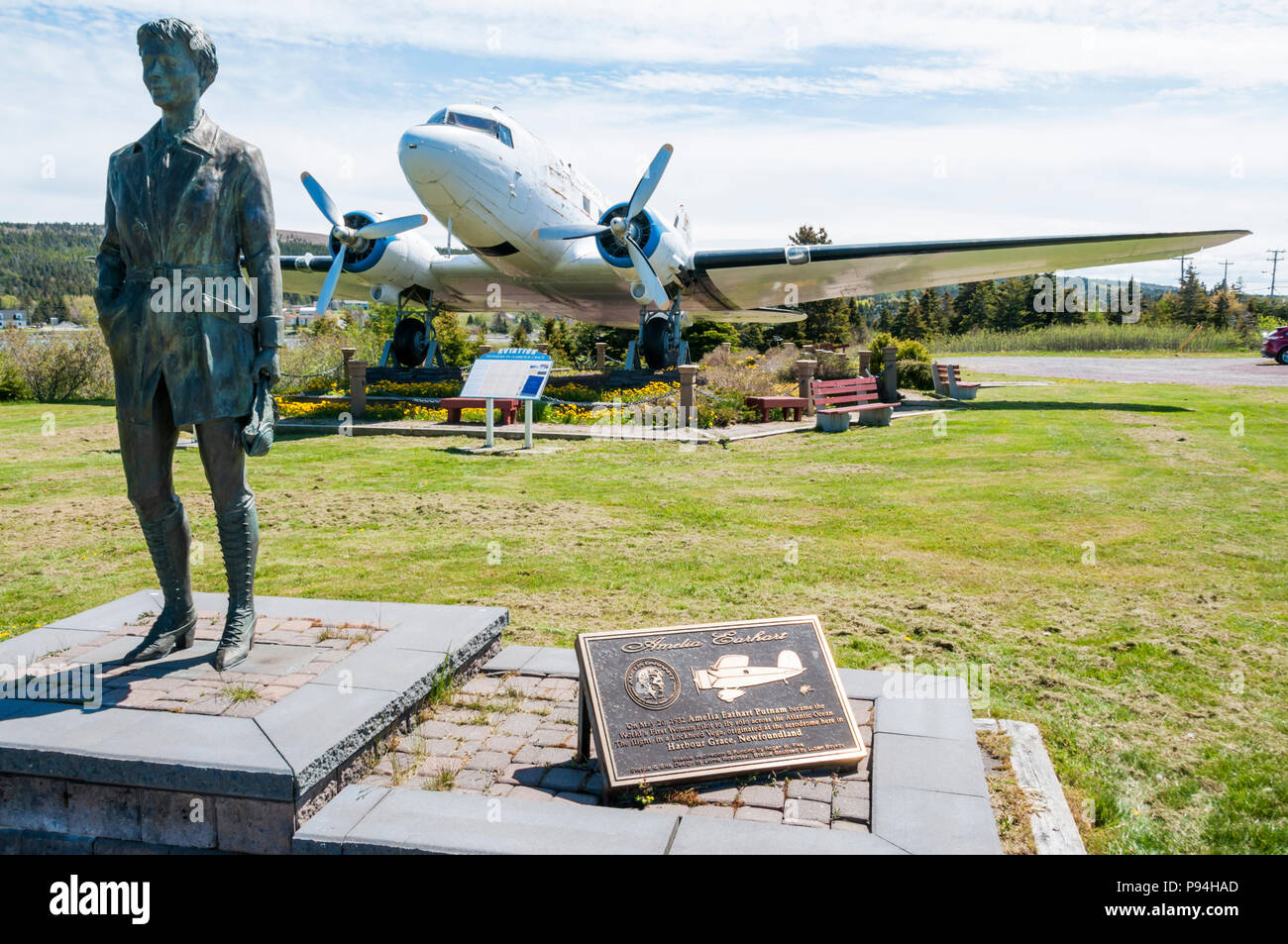 Statue von Amelia Earhart von luben Boykov am Hafen Gnade, wo Sie ihr Alleinflug über den Atlantik begann. Geist der Gnade den Hafen im Hintergrund. Stockfoto