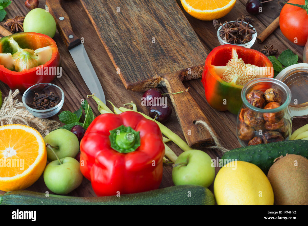 Gesundes Essen, sauber essen Auswahl: Obst, Gemüse, Samen, Gewürze auf Holz- Hintergrund Stockfoto
