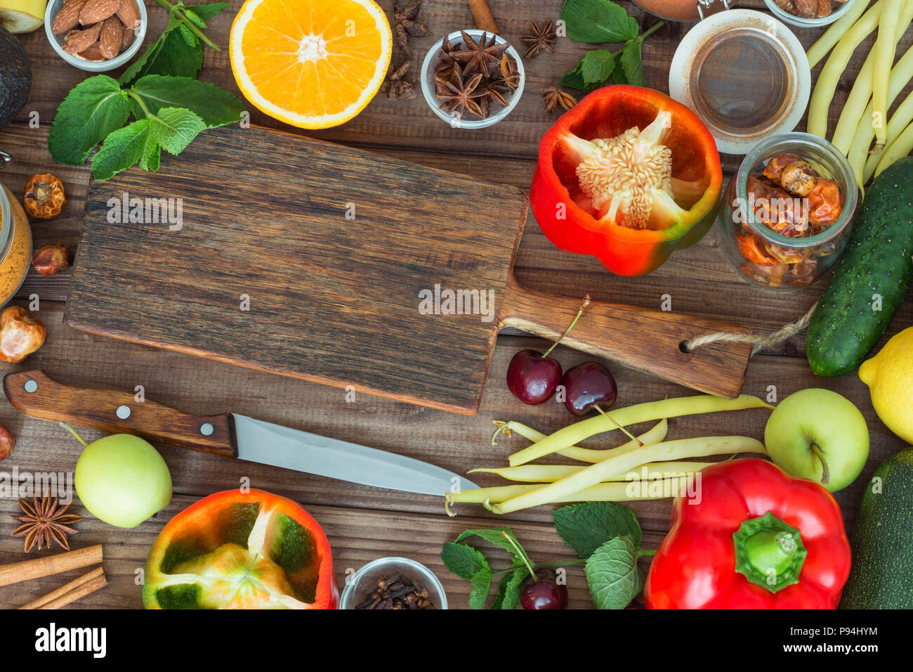 Gesundes Essen, sauber essen Auswahl: Obst, Gemüse, Samen, Gewürze auf Braun-Mainboards mit freien Raum in der Mitte Stockfoto