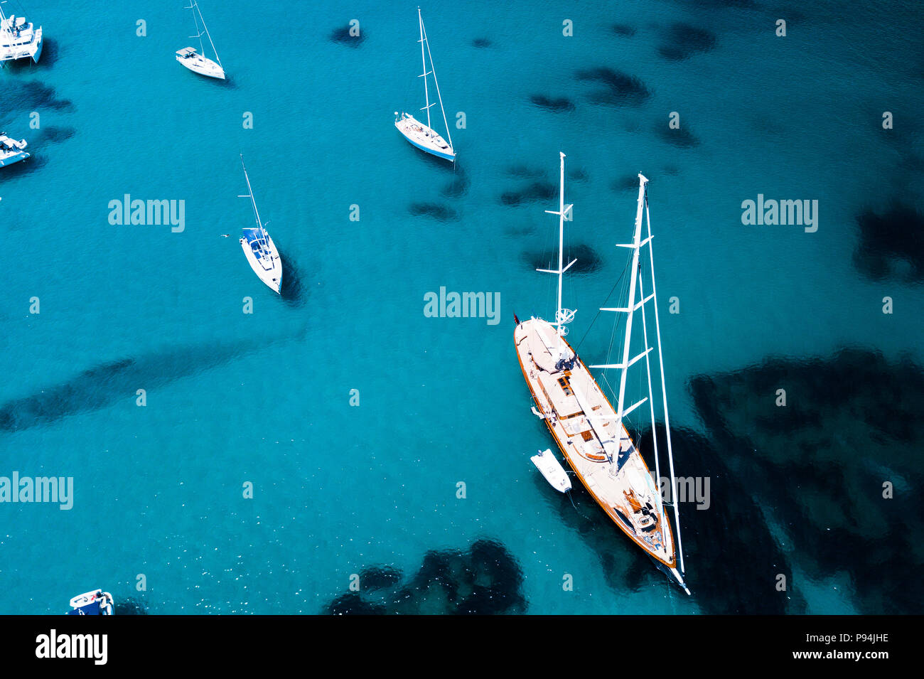 Luftaufnahme von einigen Yachten und ein großes Segelboot auf einem Smaragd und transparente Mittelmeer. Golf der Großen Pevero, Costa Smeralda, Sardinien, Ita Stockfoto