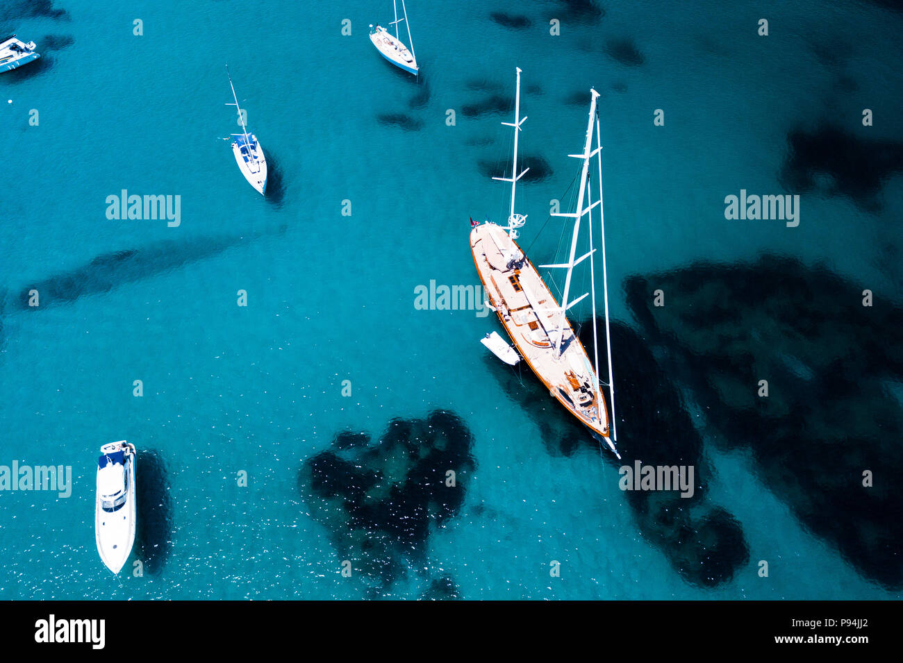 Luftaufnahme von einigen Yachten und ein großes Segelboot auf einem Smaragd und transparente Mittelmeer. Golf der Großen Pevero, Costa Smeralda, Sardinien, Ita Stockfoto