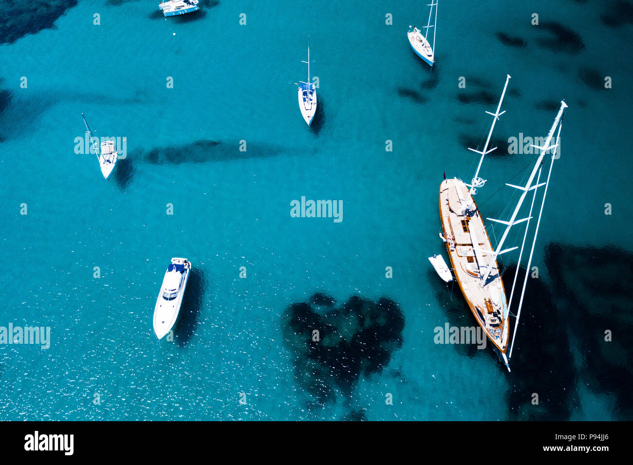 Luftaufnahme von einigen Yachten und ein großes Segelboot auf einem Smaragd und transparente Mittelmeer. Golf der Großen Pevero, Costa Smeralda, Sardinien, Ita Stockfoto
