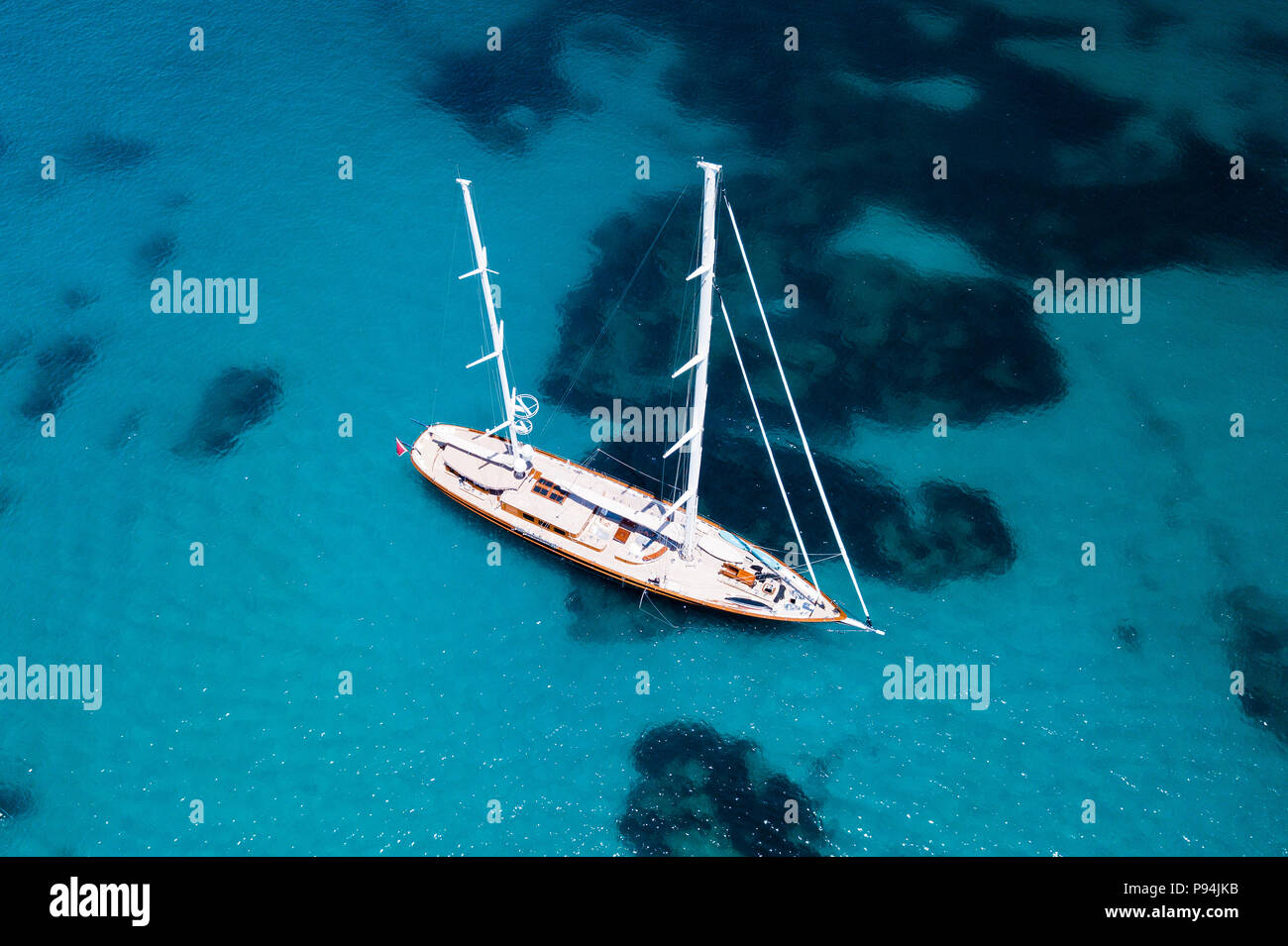 Luftaufnahme von einigen Yachten und ein großes Segelboot auf einem Smaragd und transparente Mittelmeer. Golf der Großen Pevero, Costa Smeralda, Sardinien, Ita Stockfoto