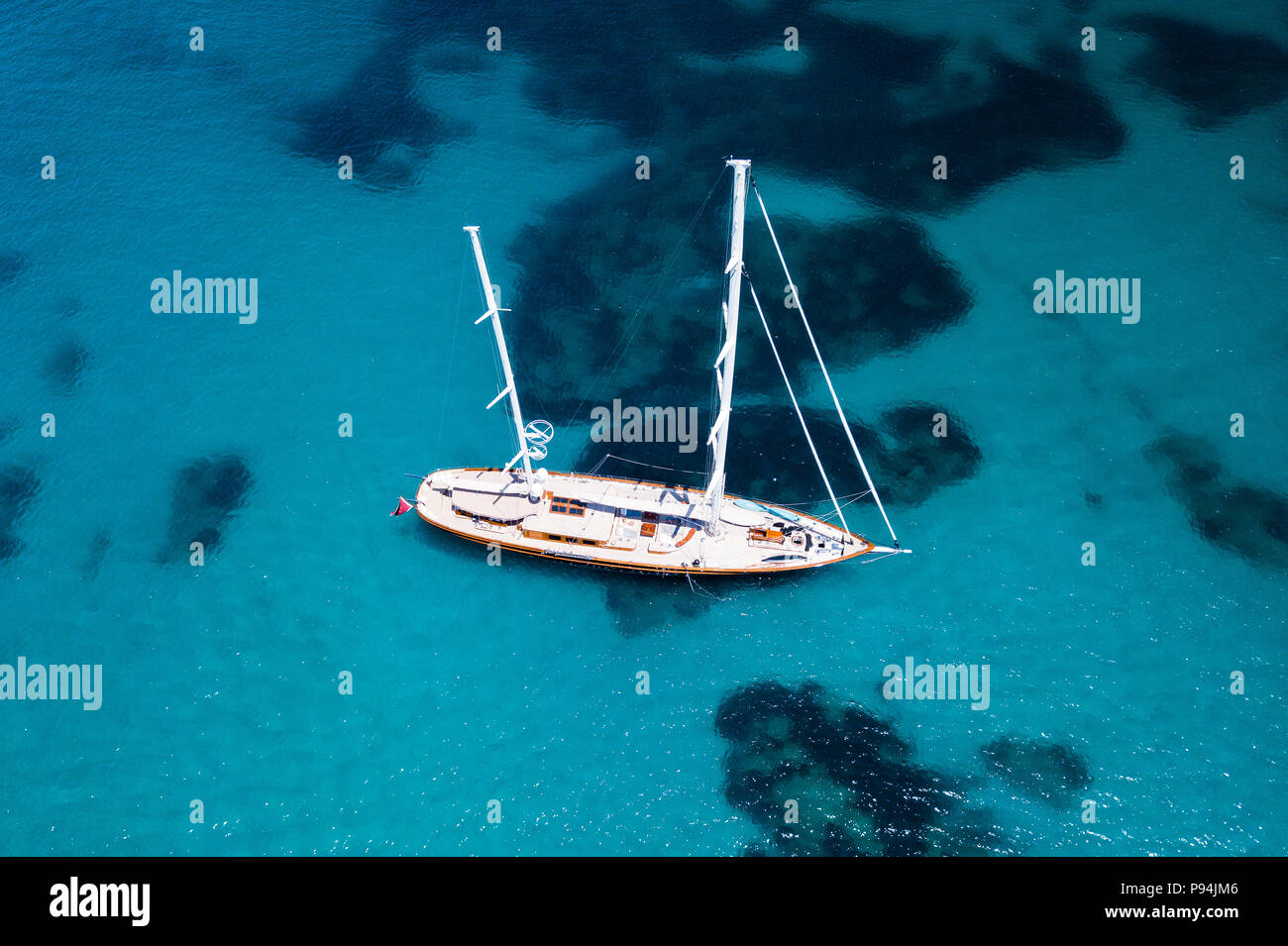 Luftaufnahme von einigen Yachten und ein großes Segelboot auf einem Smaragd und transparente Mittelmeer. Golf der Großen Pevero, Costa Smeralda, Sardinien, Ita Stockfoto