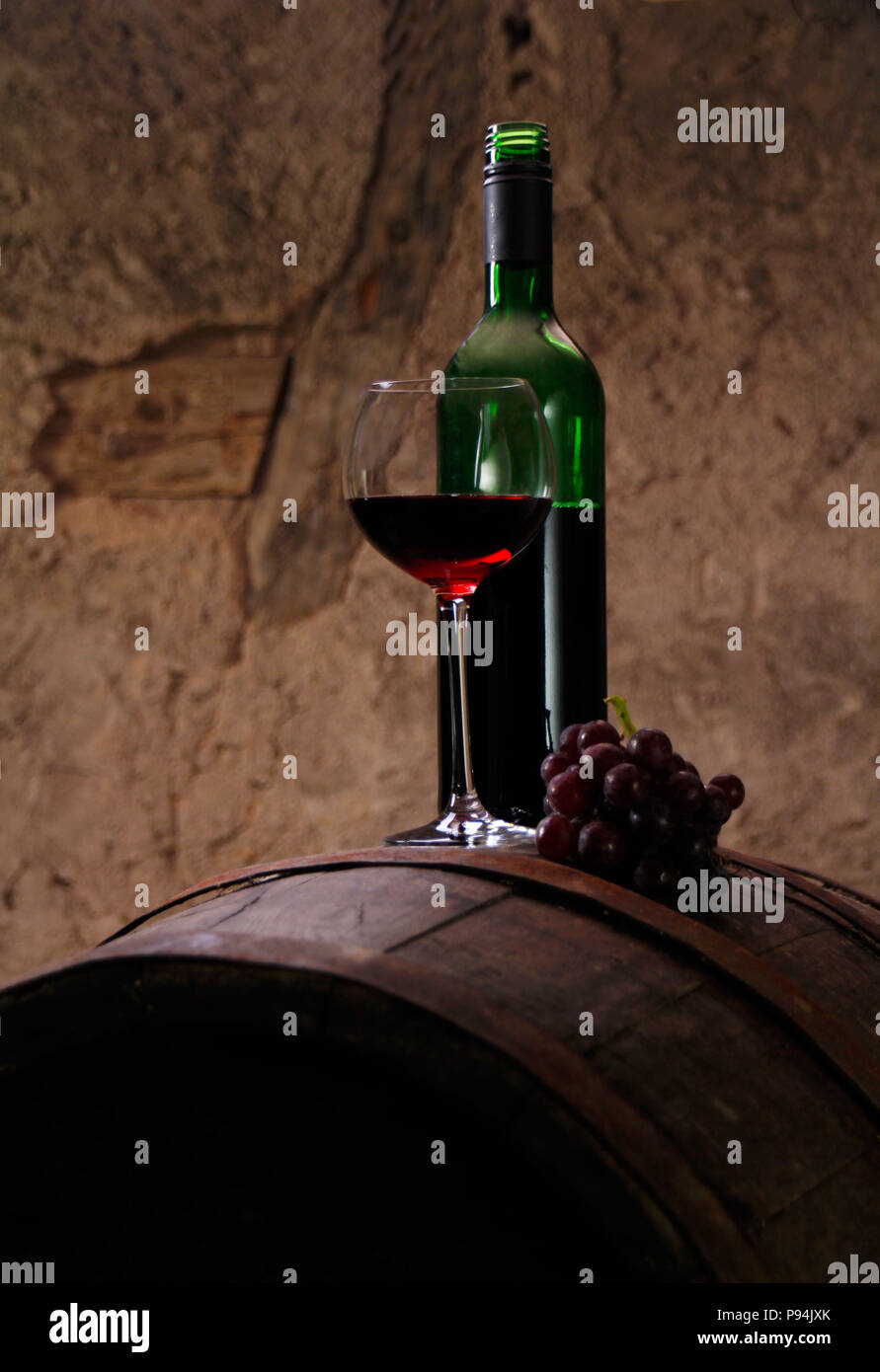 Weinfass, Wein Trauben und Wein Glas Stockfoto