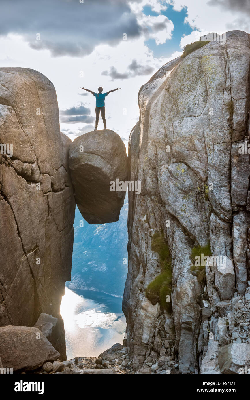 Frau auf kjeragbolten Reisen in Norwegen Stockfoto