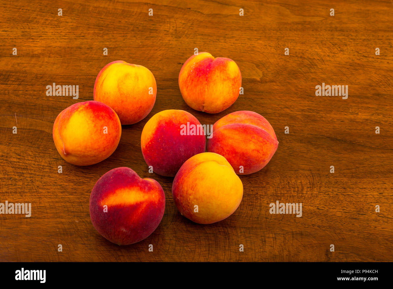 Pfirsiche auf einem Holz Tisch Stockfoto