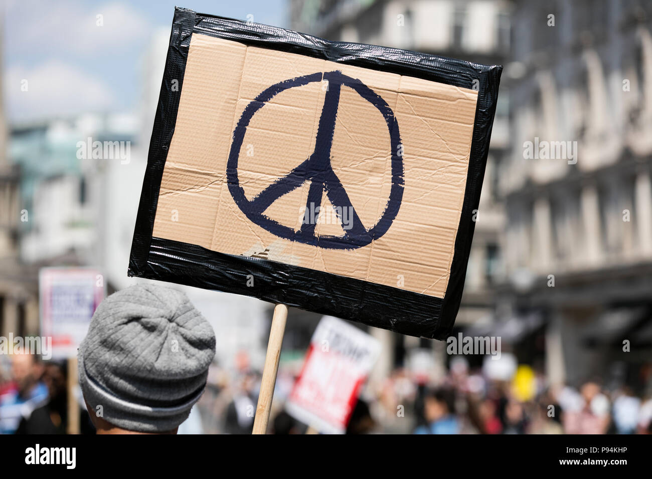 Eine Person hält ein friedenszeichen Banner bei einem Protest Stockfoto